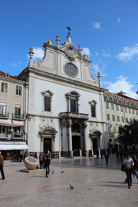 View of the main façade of the church.