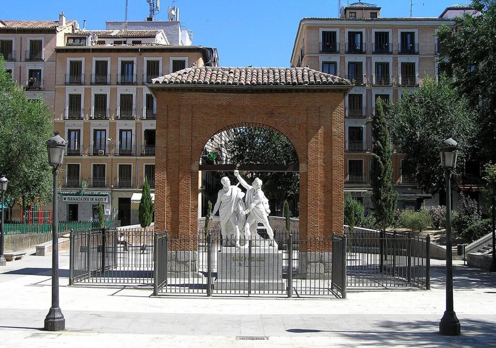 The Monumento a Daoiz y Velarde in Plaza del Dos de Mayo